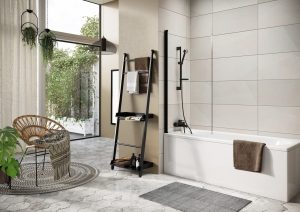 Dahlia Inward Opening Bath Screen - Matt Black